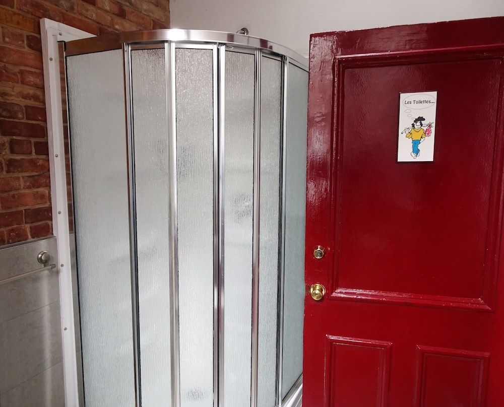 Hotel Abri du Voyageur Budget Room, 1 Double Bed, Shared Bathroom 9