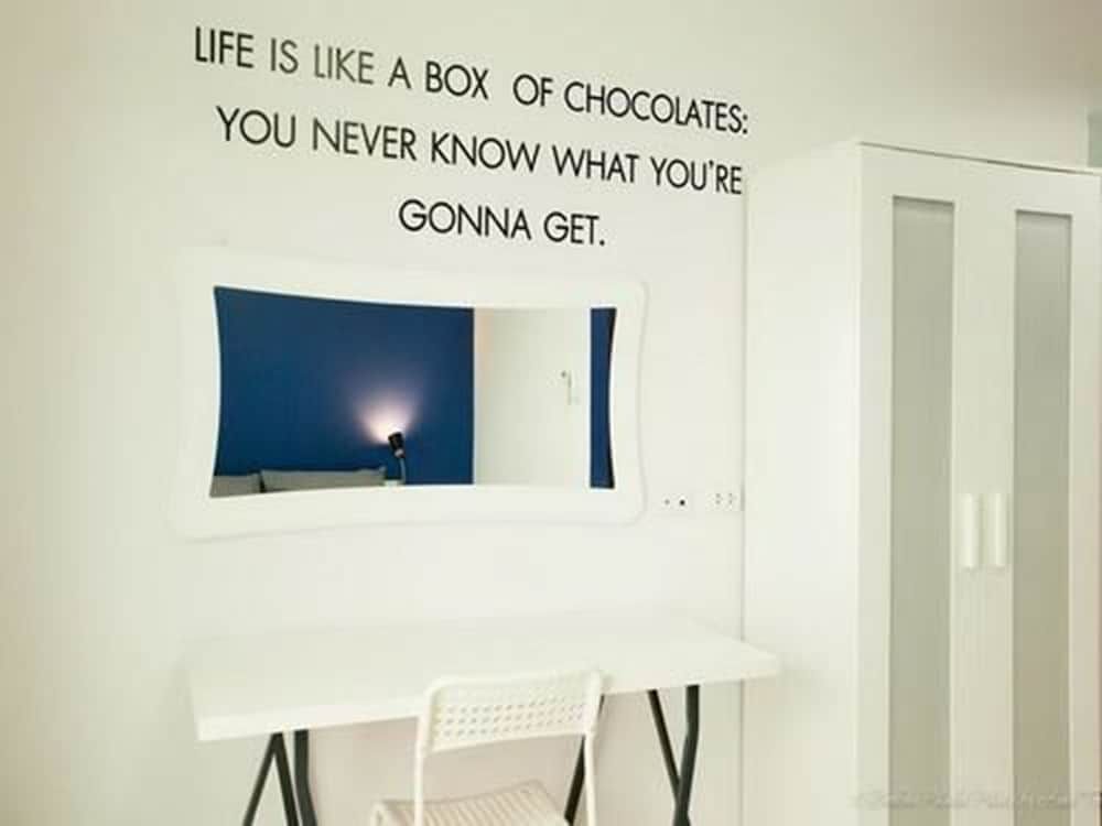 Bedbox Guesthouse & Hostel Room with Balcony 9