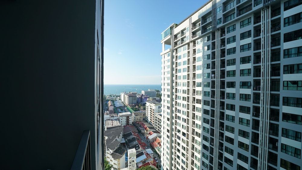 The Base Central Pattaya BY U Plus Deluxe Room 19