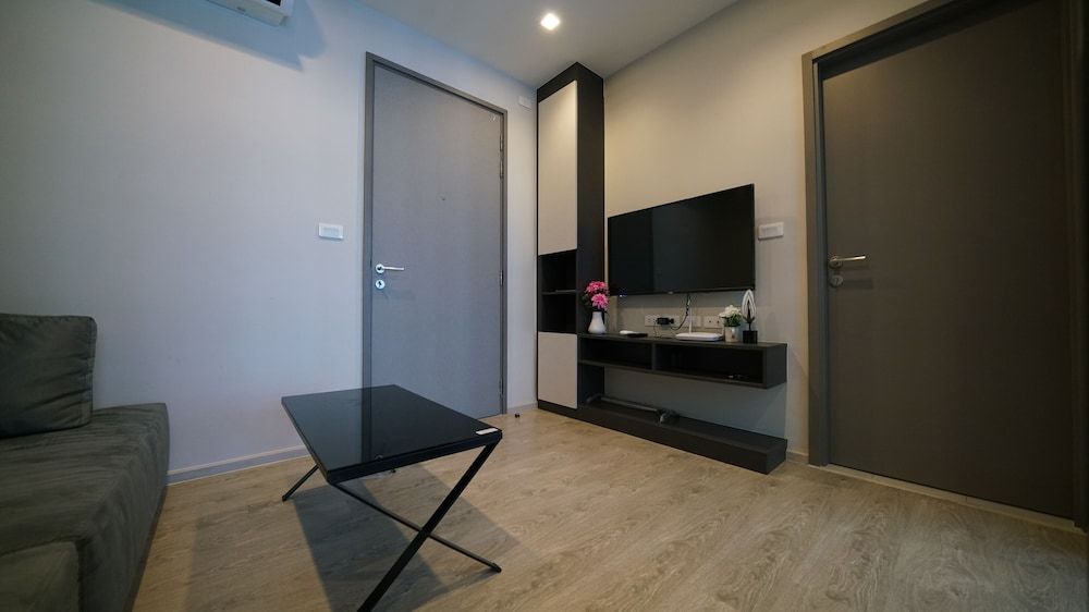 The Base Central Pattaya BY U Plus Deluxe Room 8