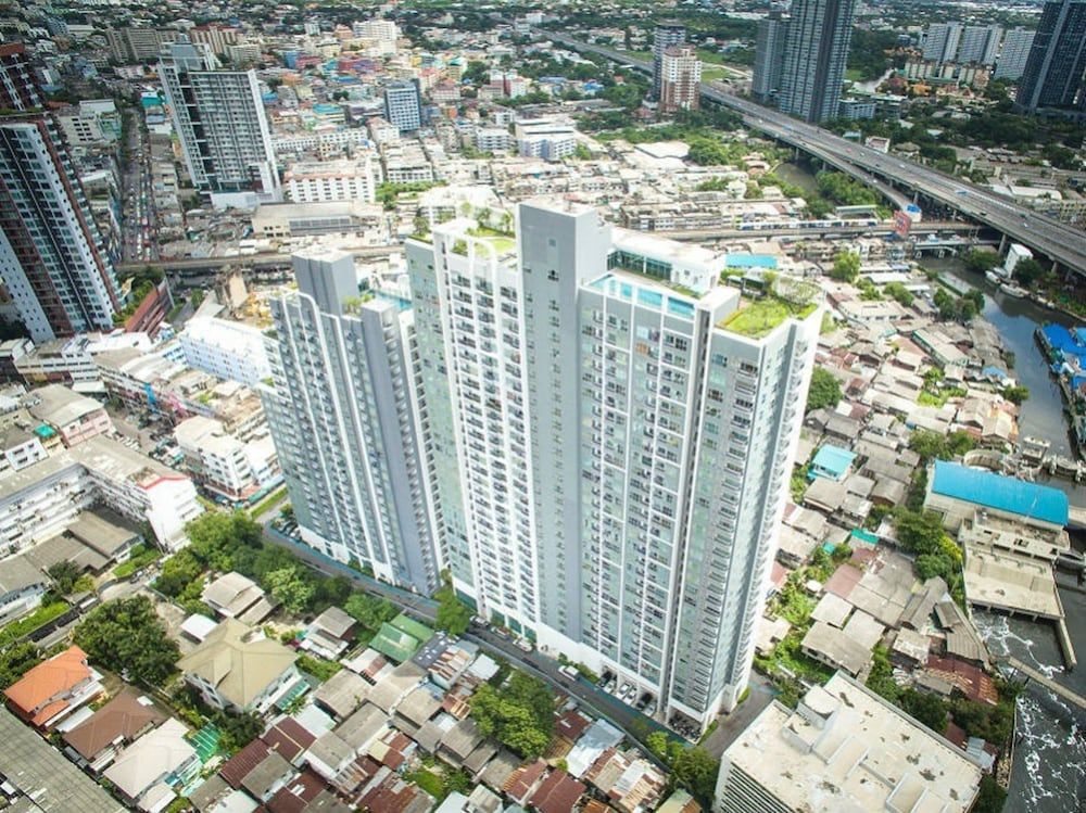 undefined Highrise Cityview Aspire Condo Gym Pool 3