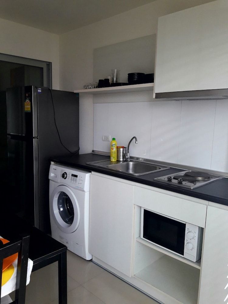 Highrise Cityview Aspire Condo Gym Pool 1 Bedroom Apartment with Pool Access 5