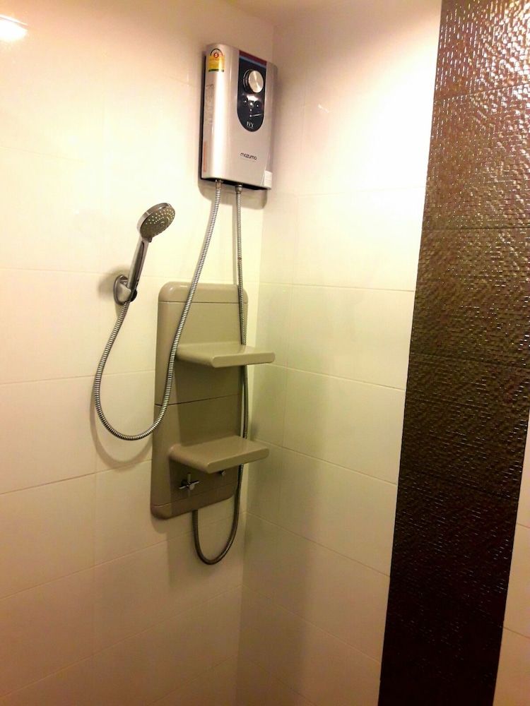 Highrise Cityview Aspire Condo Gym Pool 1 Bedroom Apartment with Pool Access 8