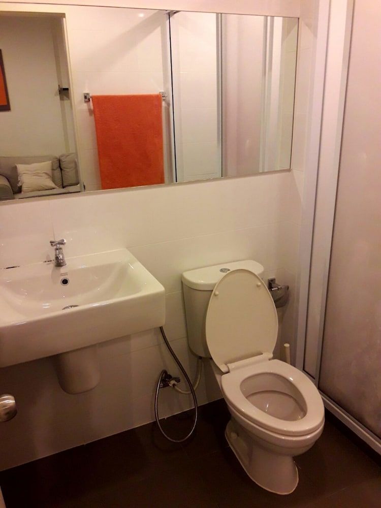 Highrise Cityview Aspire Condo Gym Pool 1 Bedroom Apartment with Pool Access 6