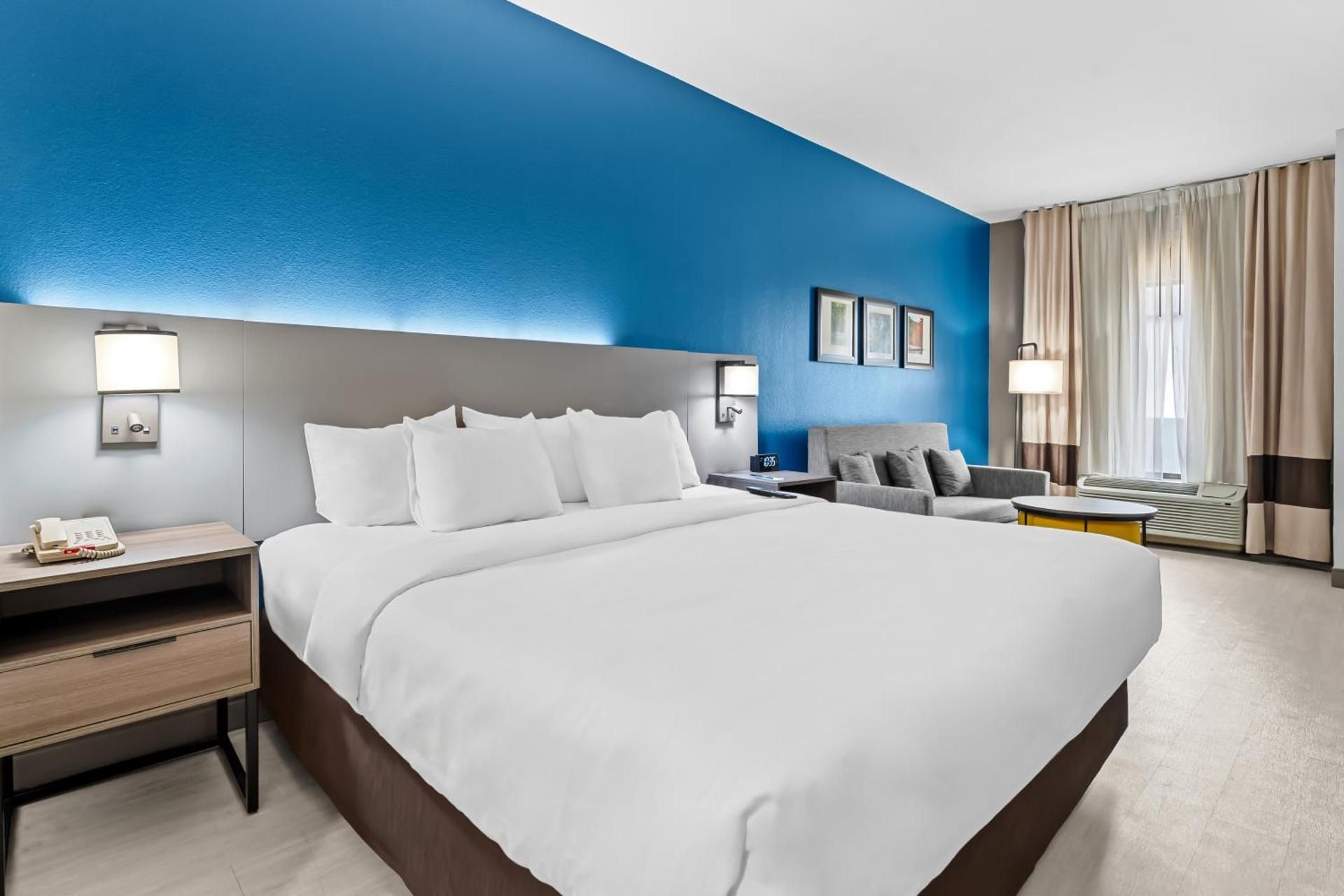 1 King Bed, Nonsmoking