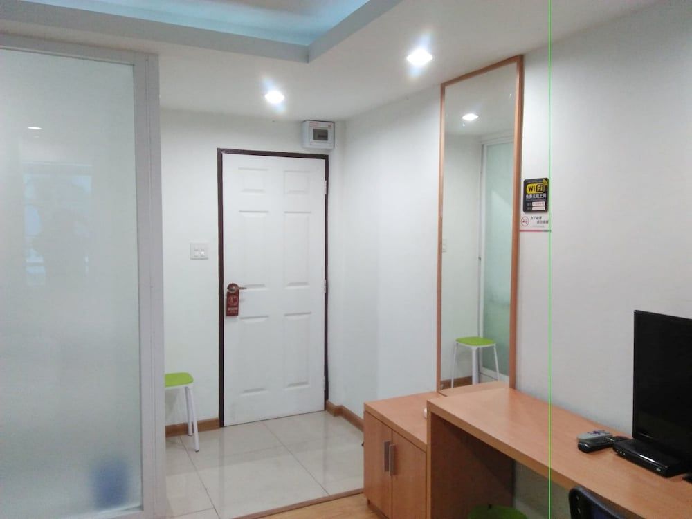 Resort M - MRT Huai Kwang Economy Quadruple Room, 2 Double Beds 6