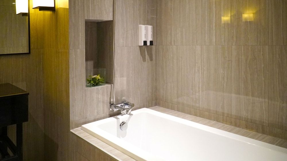 Tinidee Hotel Bangkok Golf Club Premium Deluxe Single Room with Balcony 6