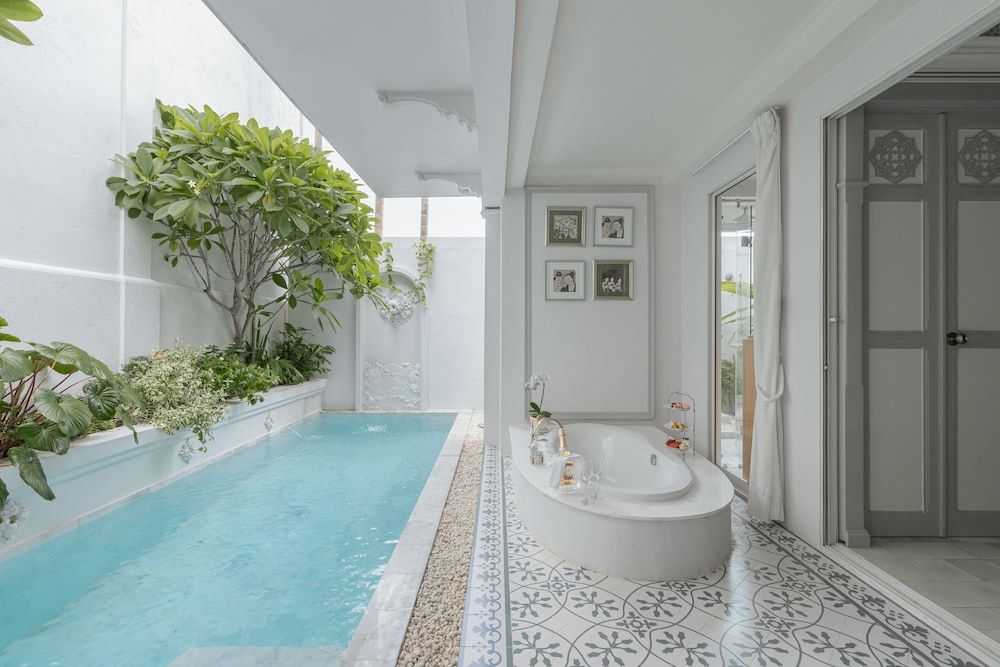 The Inside House The Corner Pool Suite 4