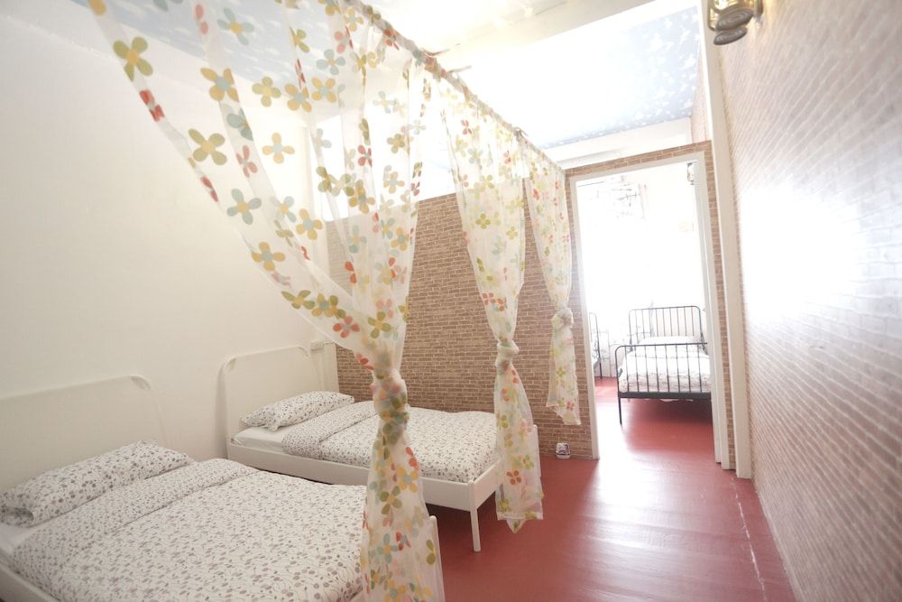 Tiger Lily Hostel Deluxe Room for 5 People 5