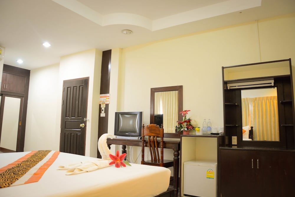 Submukdaphoomplace Hotel Deluxe Room 2