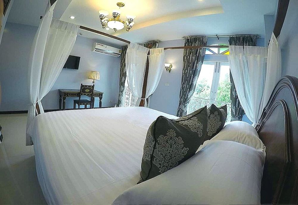 The Velvet Orchid Superior 6