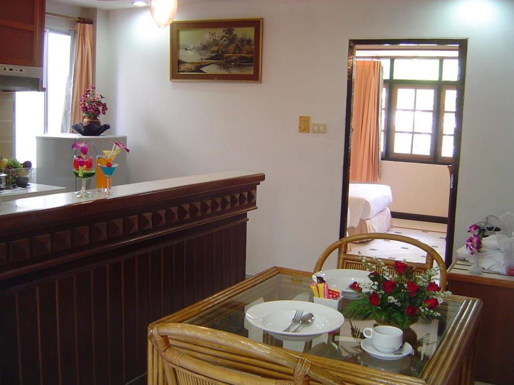 Sunset Mansion One Bedroom Apartment 3