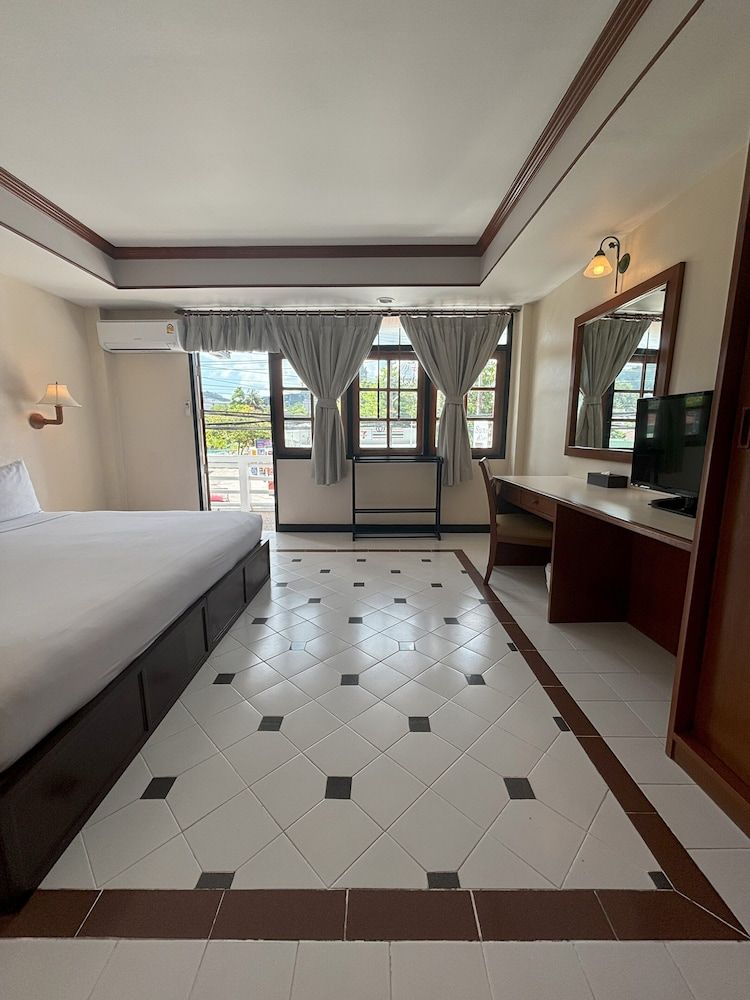 Sunset Mansion One Bedroom Apartment 8