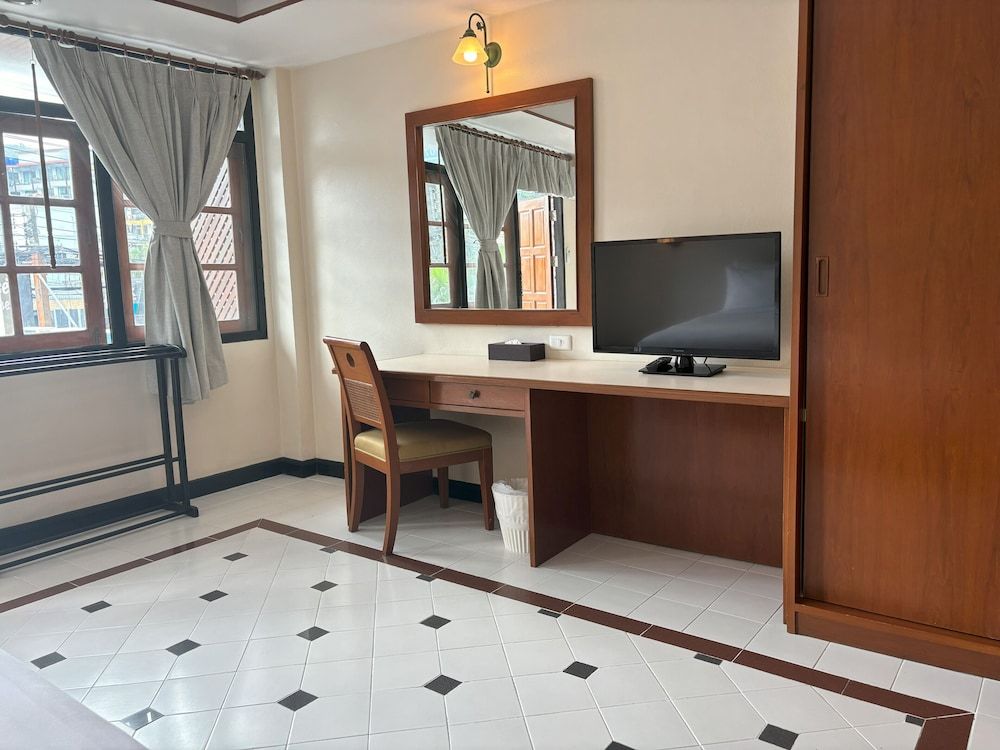 Sunset Mansion One Bedroom Apartment 17