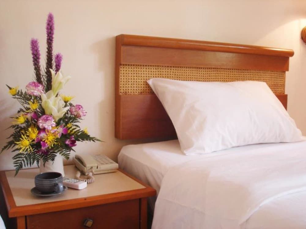 Sunset Mansion One Bedroom Apartment 2