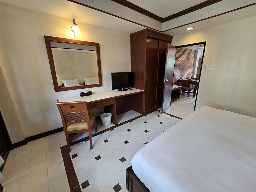 Sunset Mansion One Bedroom Apartment 4