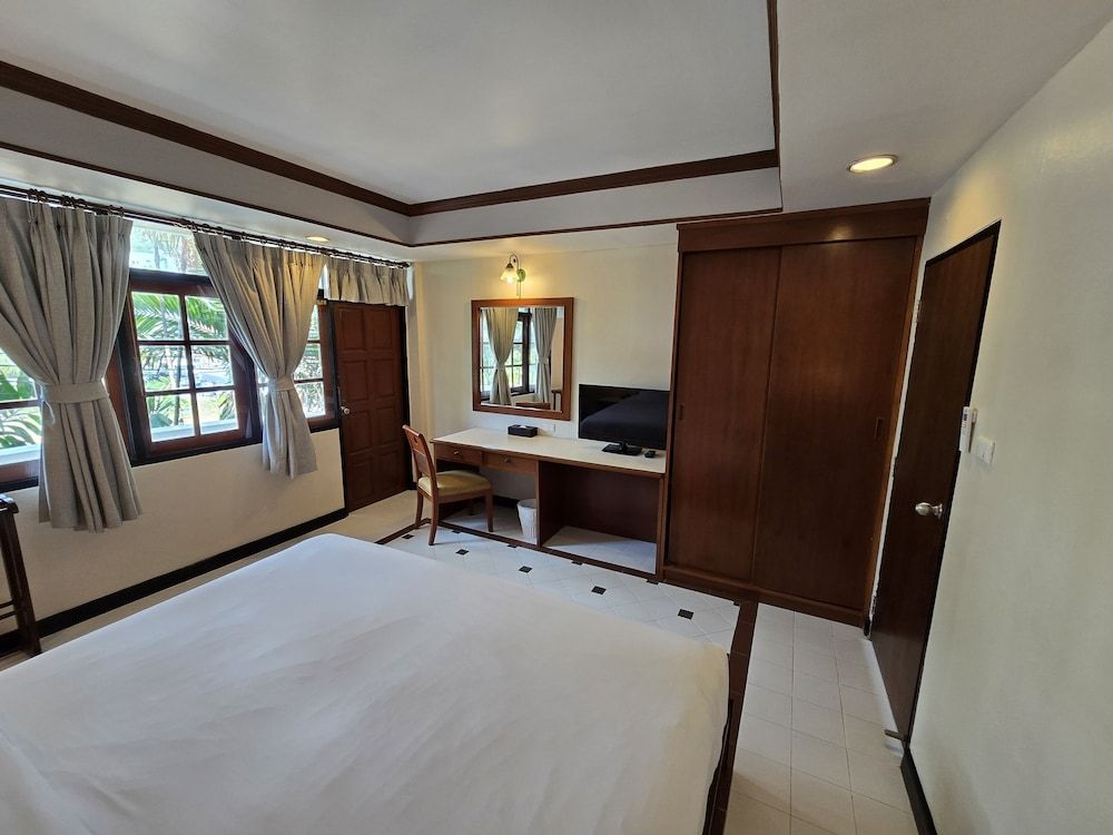 Sunset Mansion One Bedroom Apartment 16