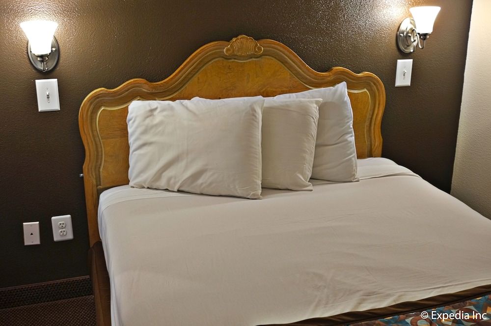 Anaheim Discovery Inn & Suites Standard Room, 1 Queen Bed 3