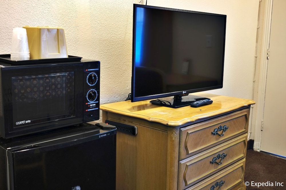 Anaheim Discovery Inn & Suites Standard Room, 1 Queen Bed 11