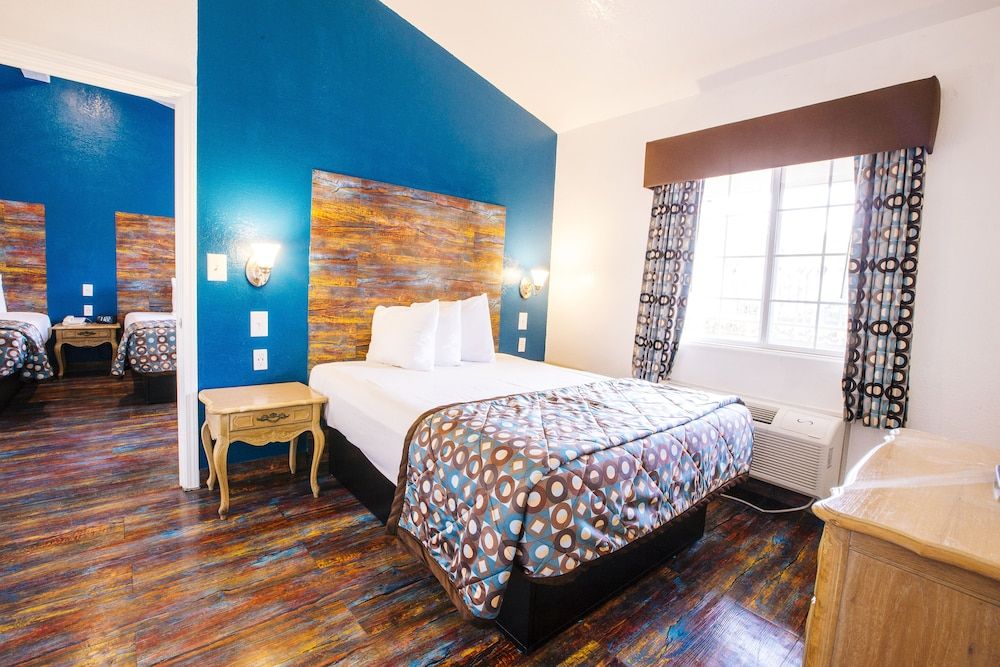 undefined Anaheim Discovery Inn & Suites 2