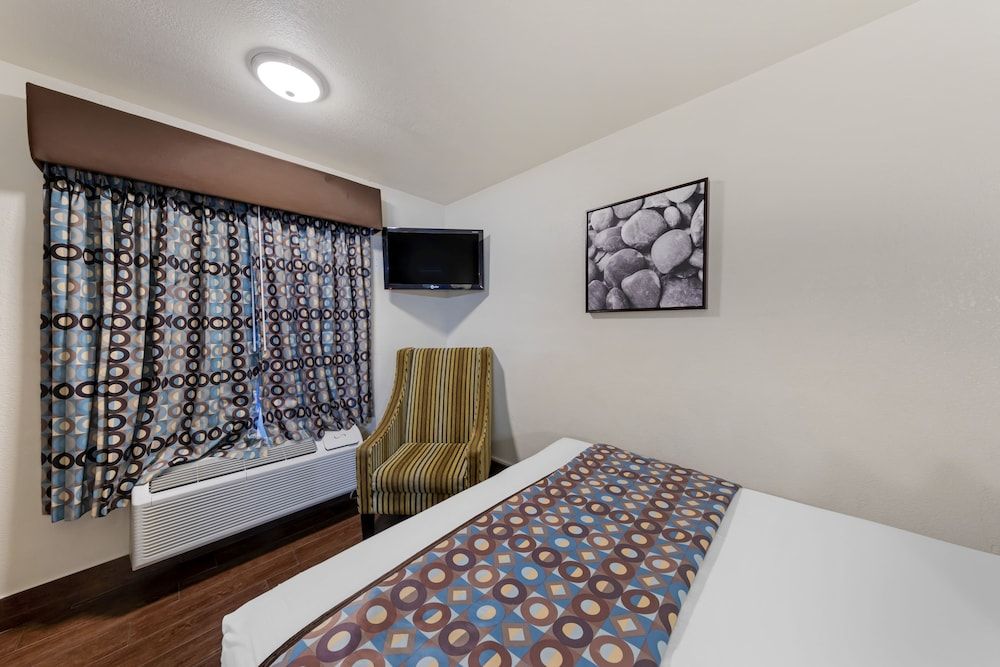 Anaheim Discovery Inn & Suites Standard Room, 1 Queen Bed 5