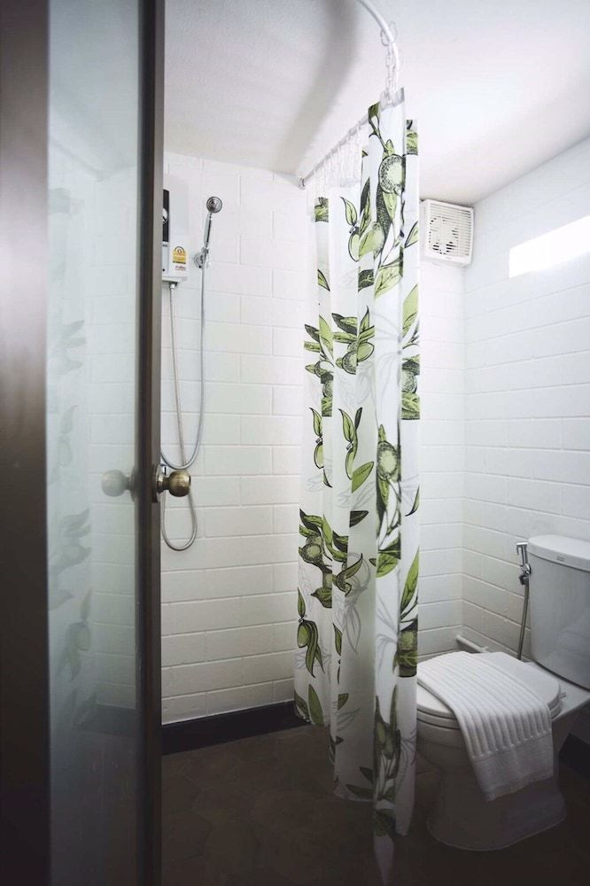 Josh Hotel Deluxe Room 4