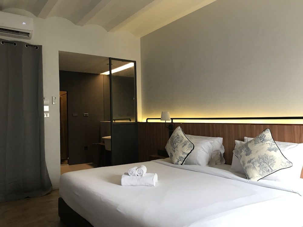 undefined Hotel Noir
