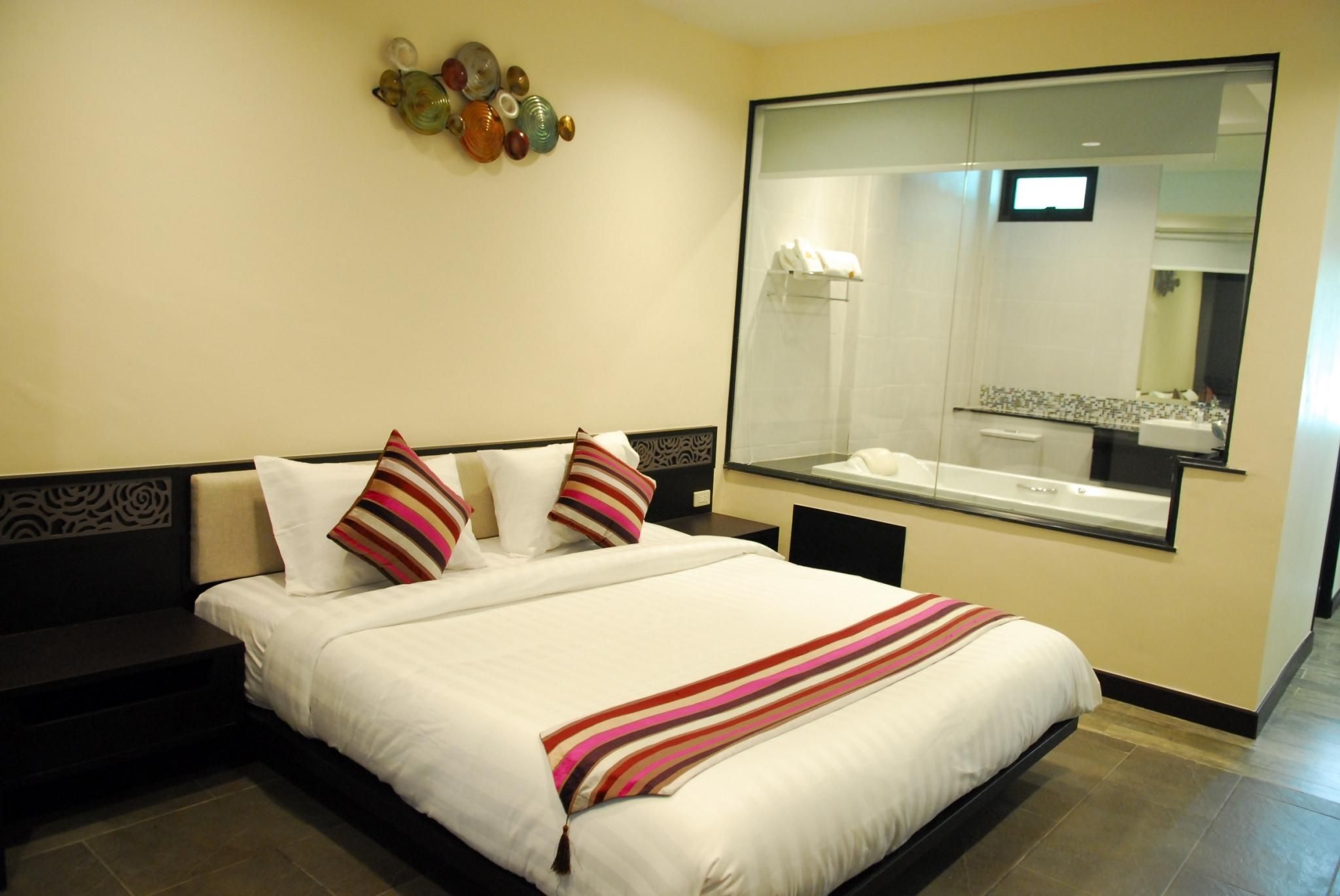 1 King Suite with Living Room