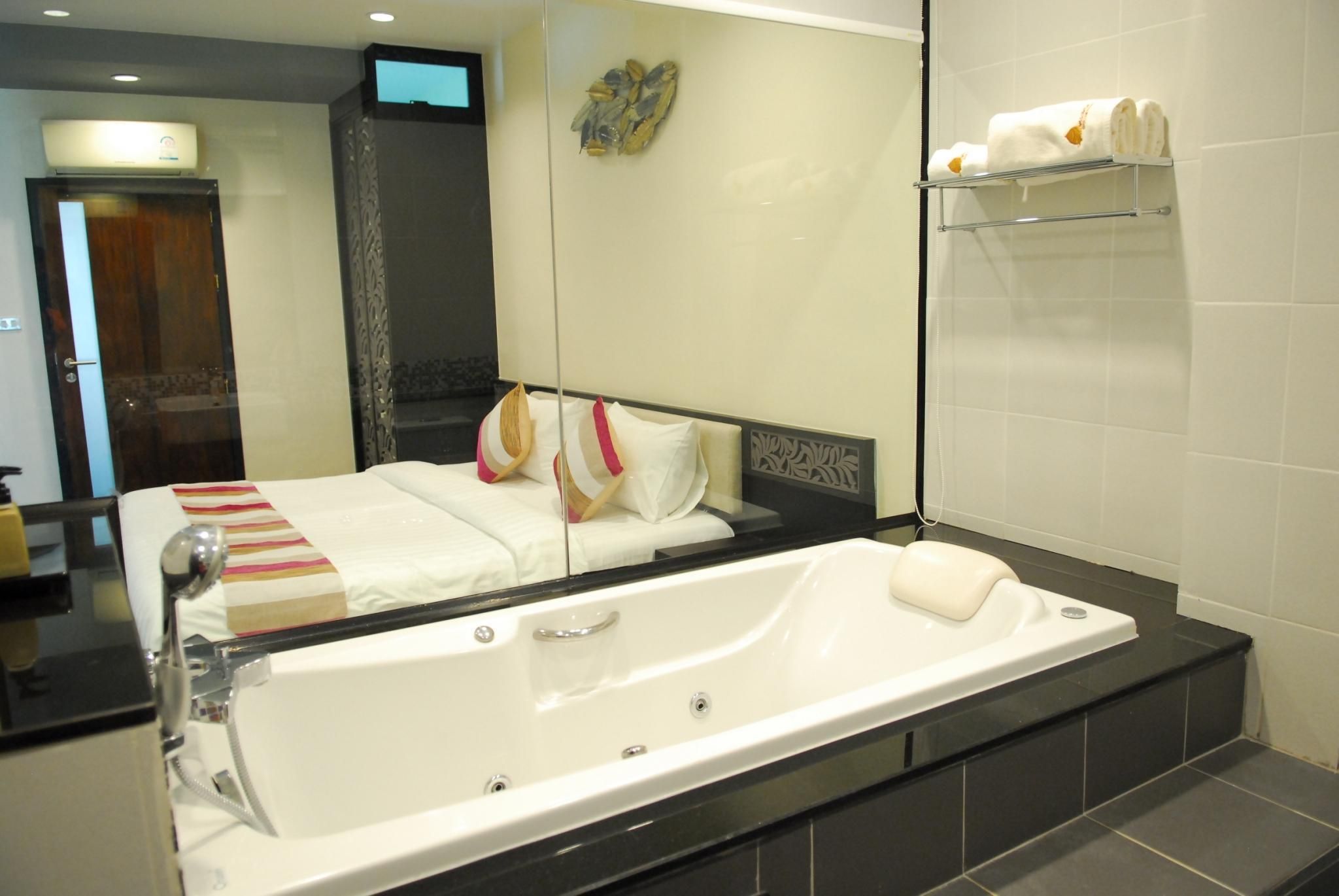 1 King Suite with Living Room