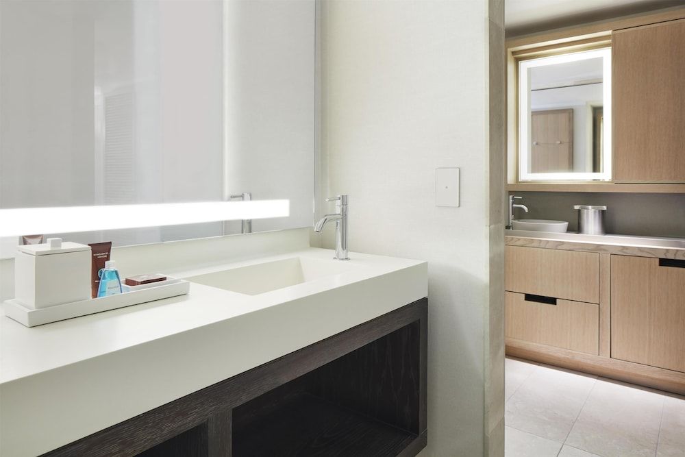 Conrad New York Downtown Deluxe Suite, 1 King Bed 4