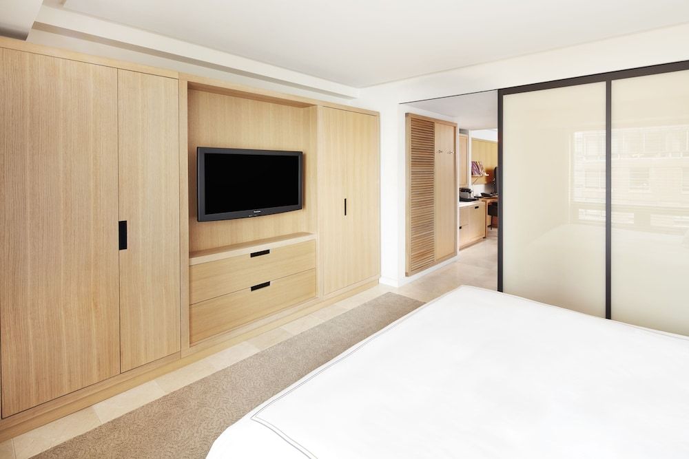 Deluxe Suite, 1 King Bed, Accessible (Roll-in Shower)