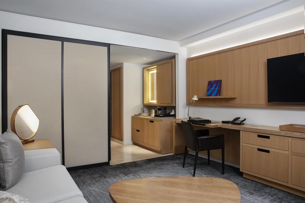 Conrad New York Downtown Deluxe Suite, 1 King Bed 6