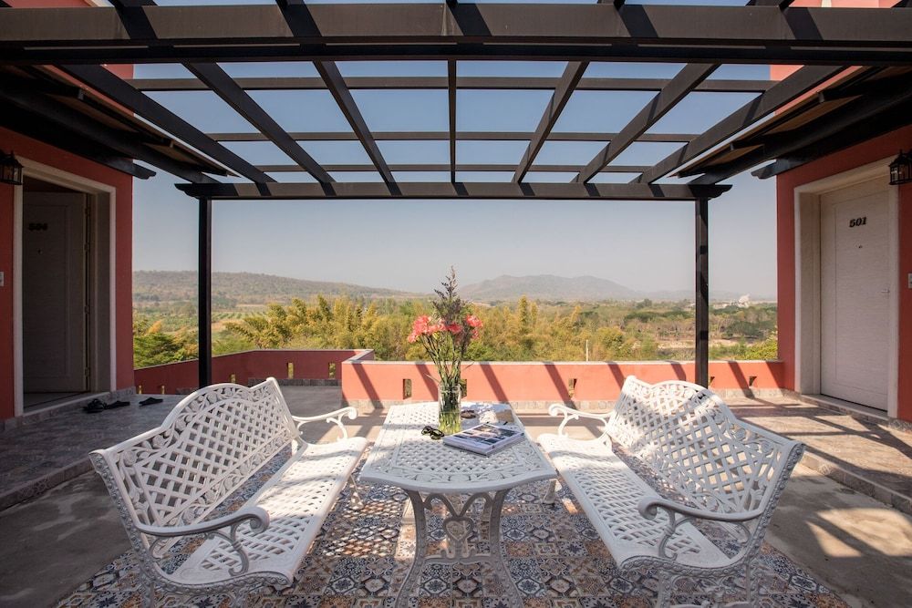 Leaves Valley Resort Romantic Twin Room 4