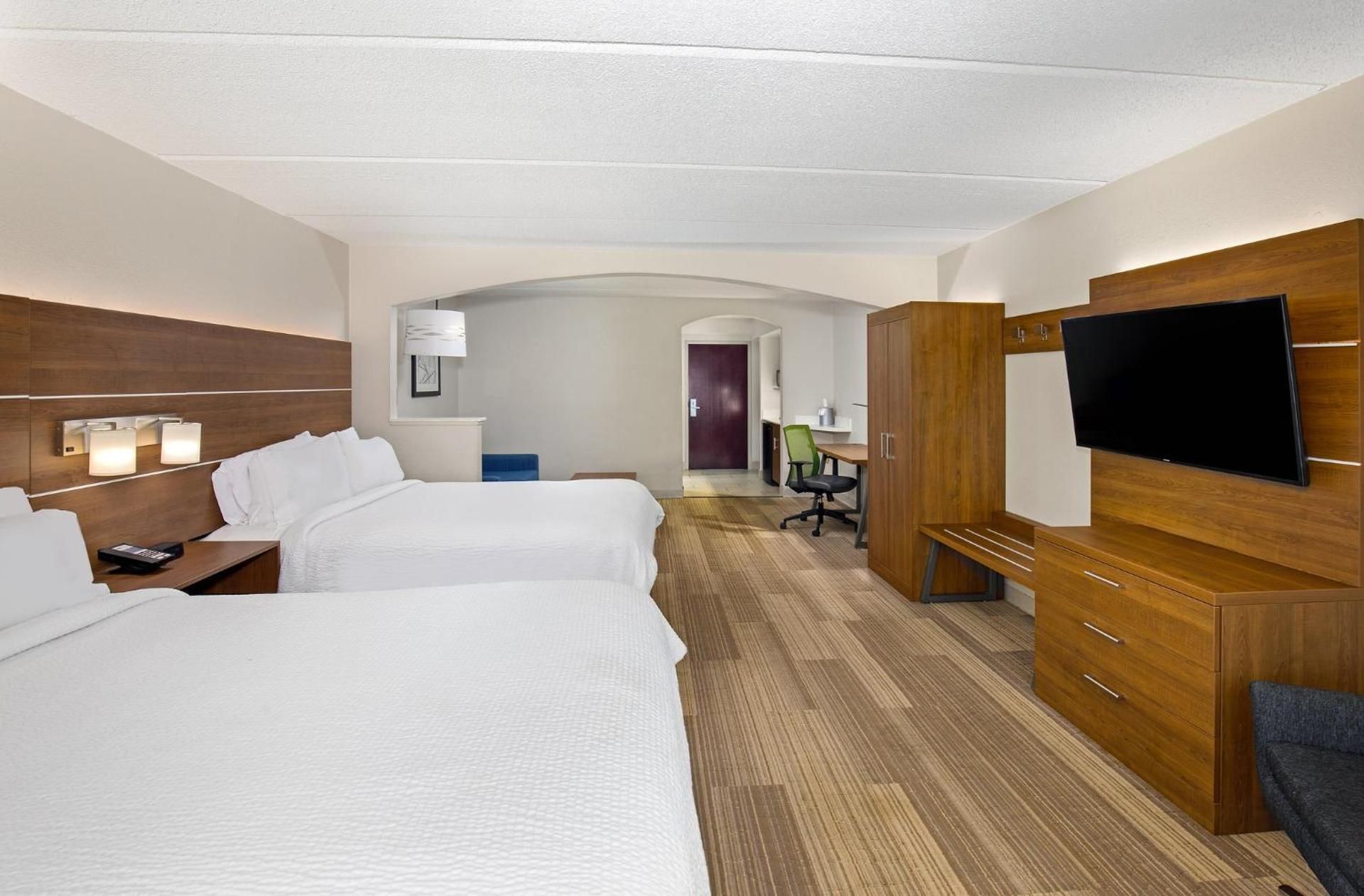 Queen Suite with Two Queen Beds, Wet Bar and Sofa Bed