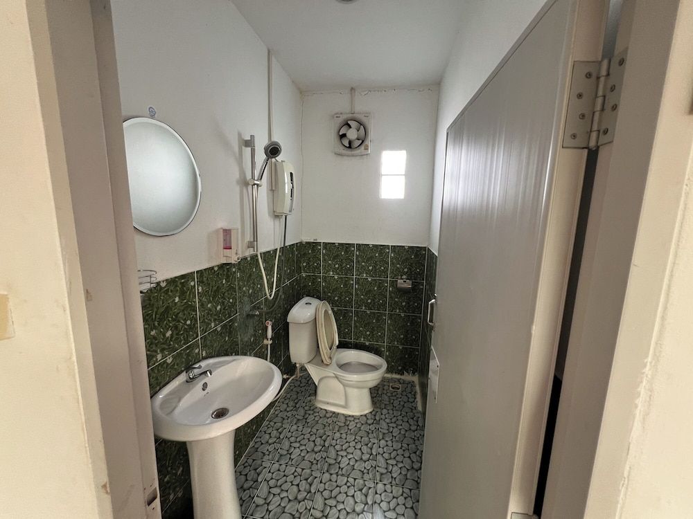 Coconut Home Resort Standard Twin Room 3