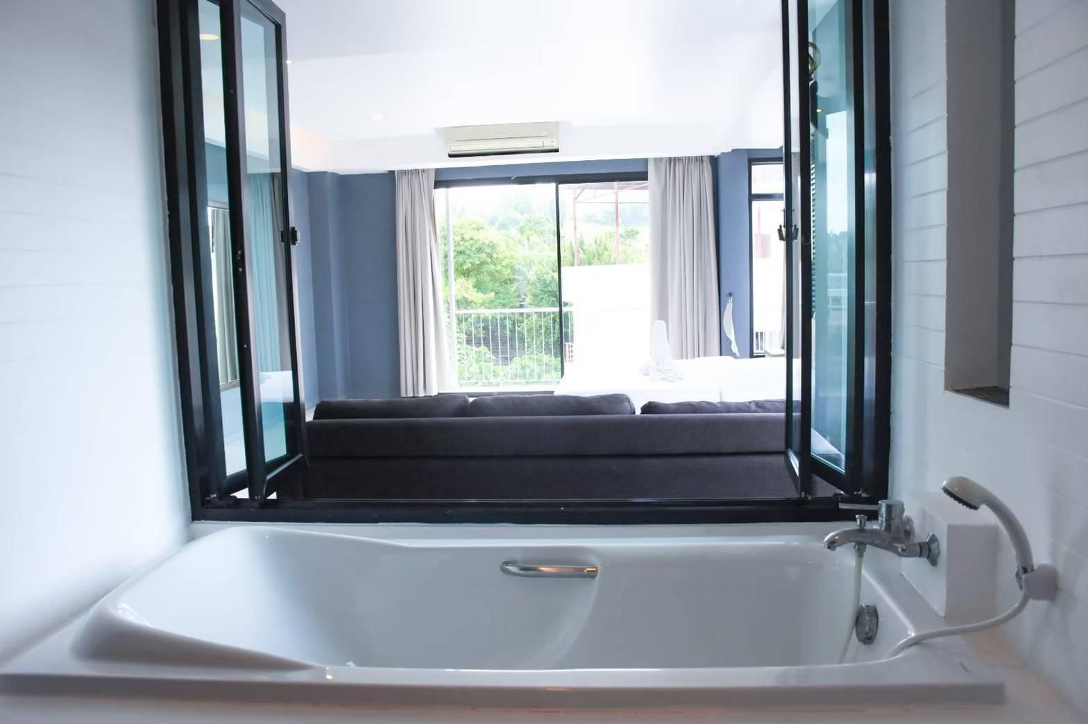 Deluxe Double with Bathtub
