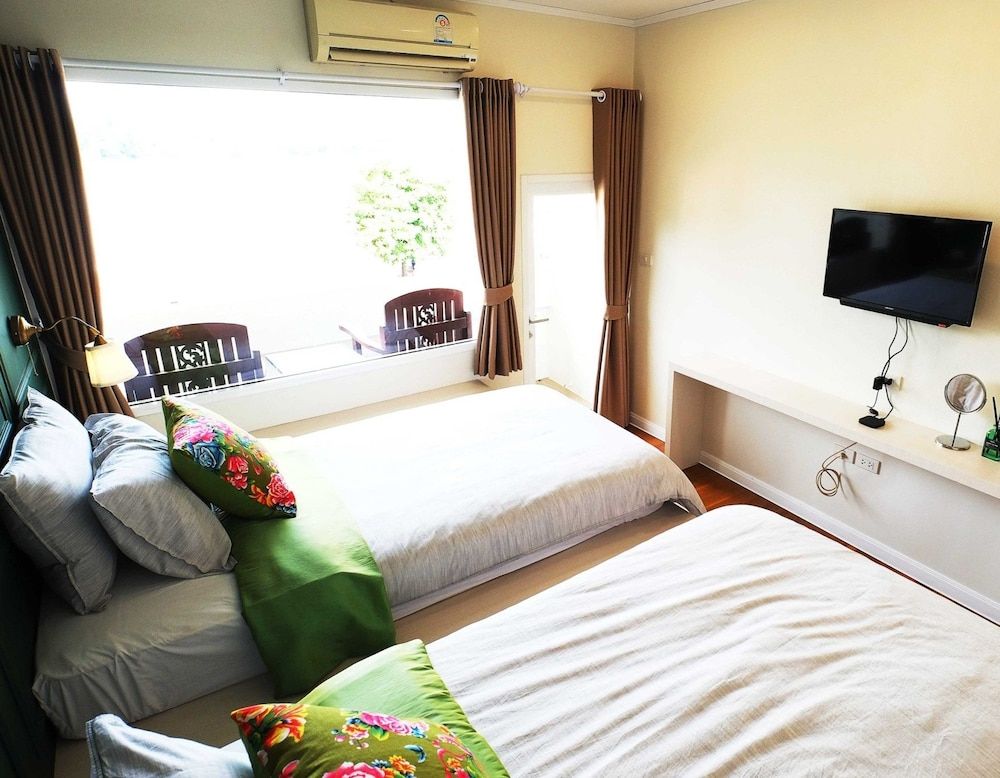 Buakham Rim Khong Deluxe Room 8