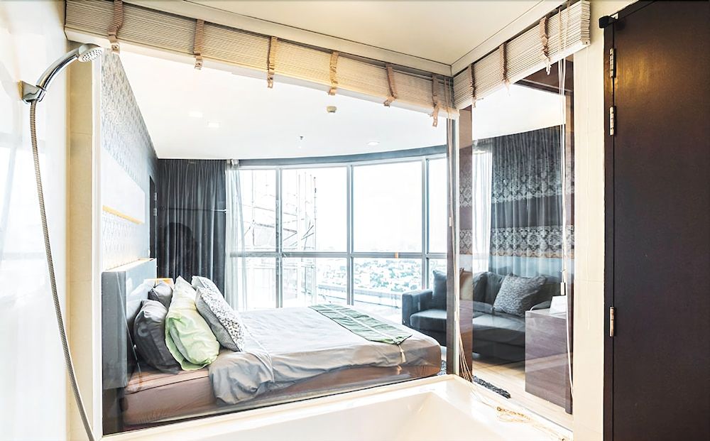 Deep soaking bathtub