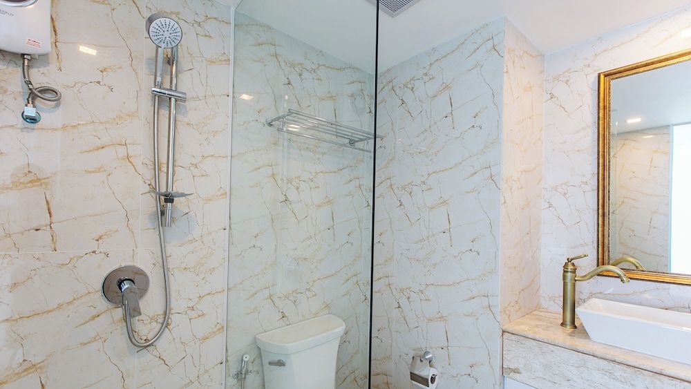 B2 Hua Hin Premier Hotel Deluxe Triple Room 5