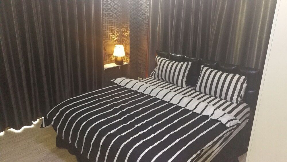 Deluxe Suite, 2 Bedrooms, Refrigerator & Microwave, City View