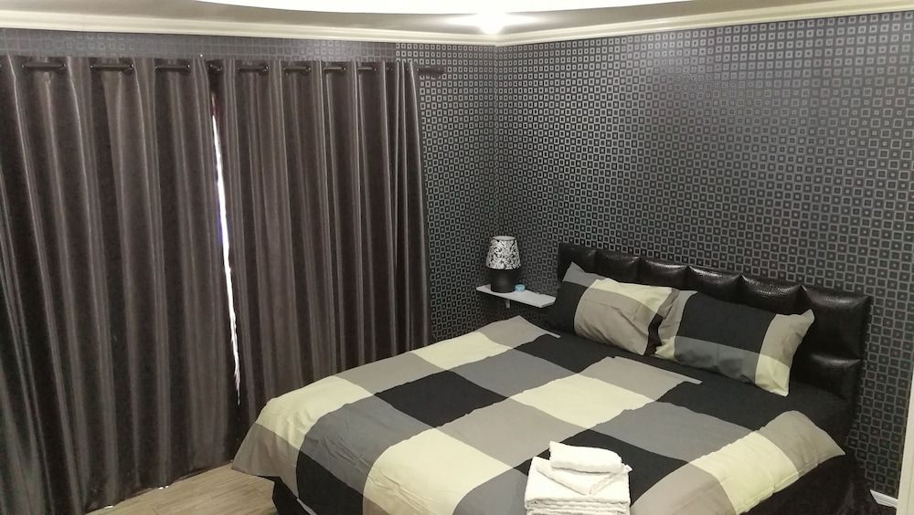 Deluxe Suite, 1 Bedroom, Refrigerator & Microwave, City View