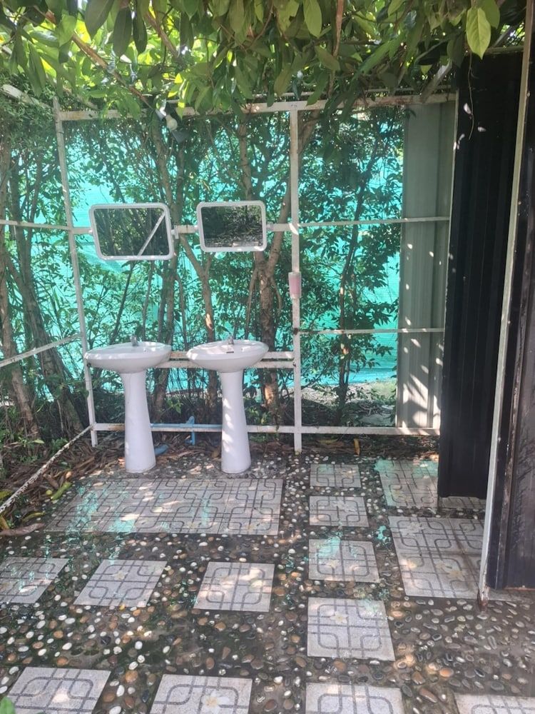 Sports Bar & Resort Camping Chalet 4