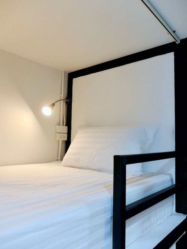 undefined Diamond & Rust Hostel 8