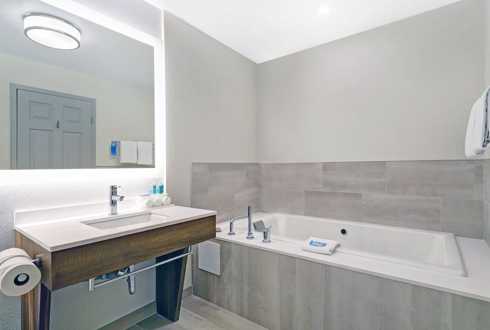 Suite, 1 King Bed, Jetted Tub (Living Area)