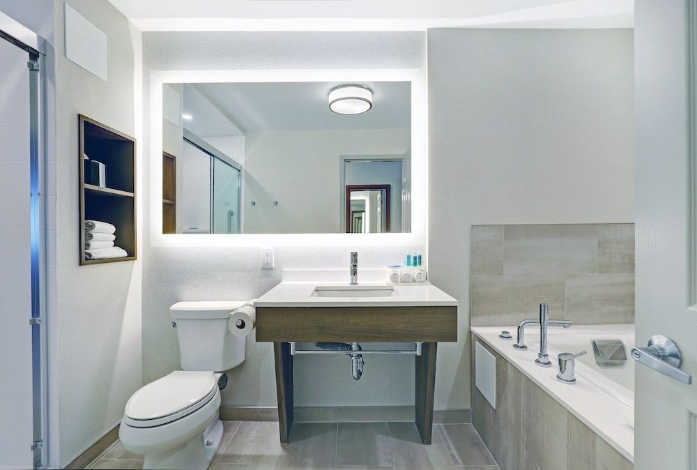 Suite, 1 King Bed, Jetted Tub (Living Area)