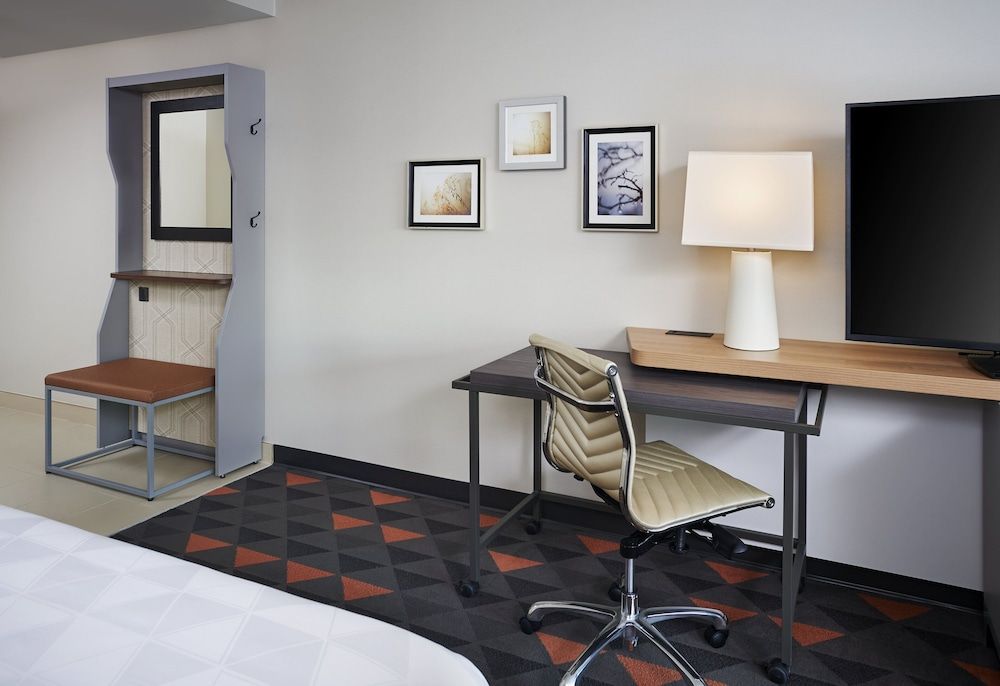 Holiday Inn Hotel & Suites Oakville @ Bronte by IHG Standard Room, 2 Queen Beds 5