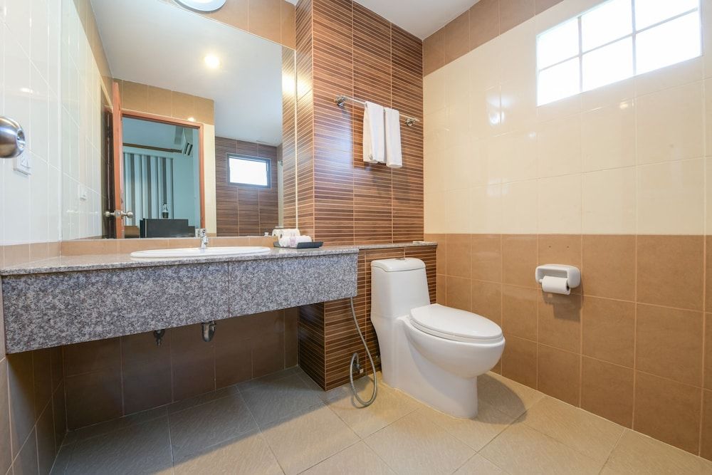 The Route Sriracha Hotel And Residence Deluxe Twin Room 5