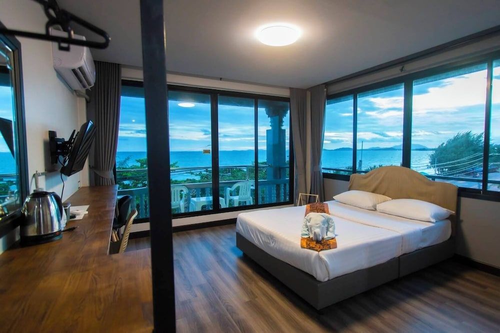 Pimpimarn Beach Hotel Superior Sea View Room with Balcony 4