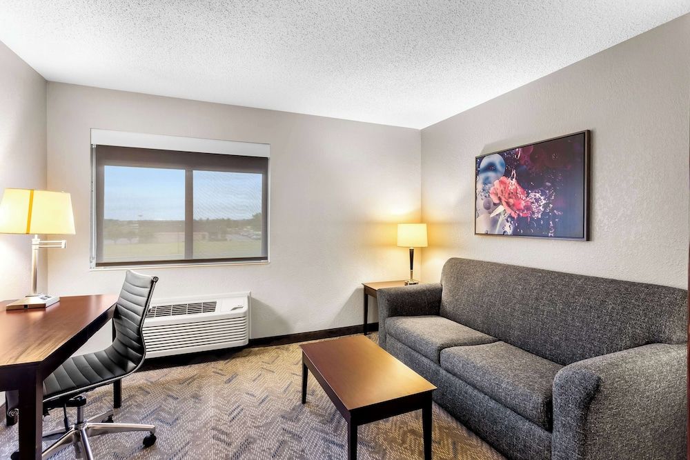 Best Western Oswego Hotel Suite, 1 Queen Bed, Accessible, Refrigerator & Microwave (with Sofabed) 2