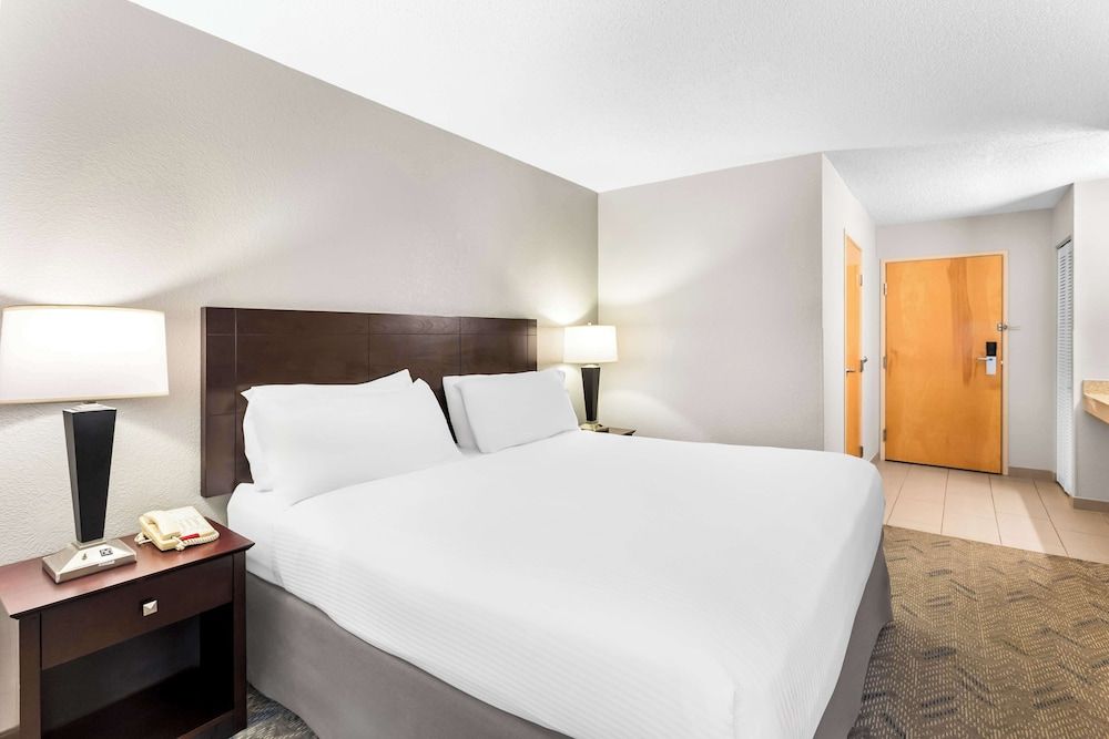 Best Western Oswego Hotel Standard Room, 1 King Bed, Accessible, Refrigerator & Microwave 2